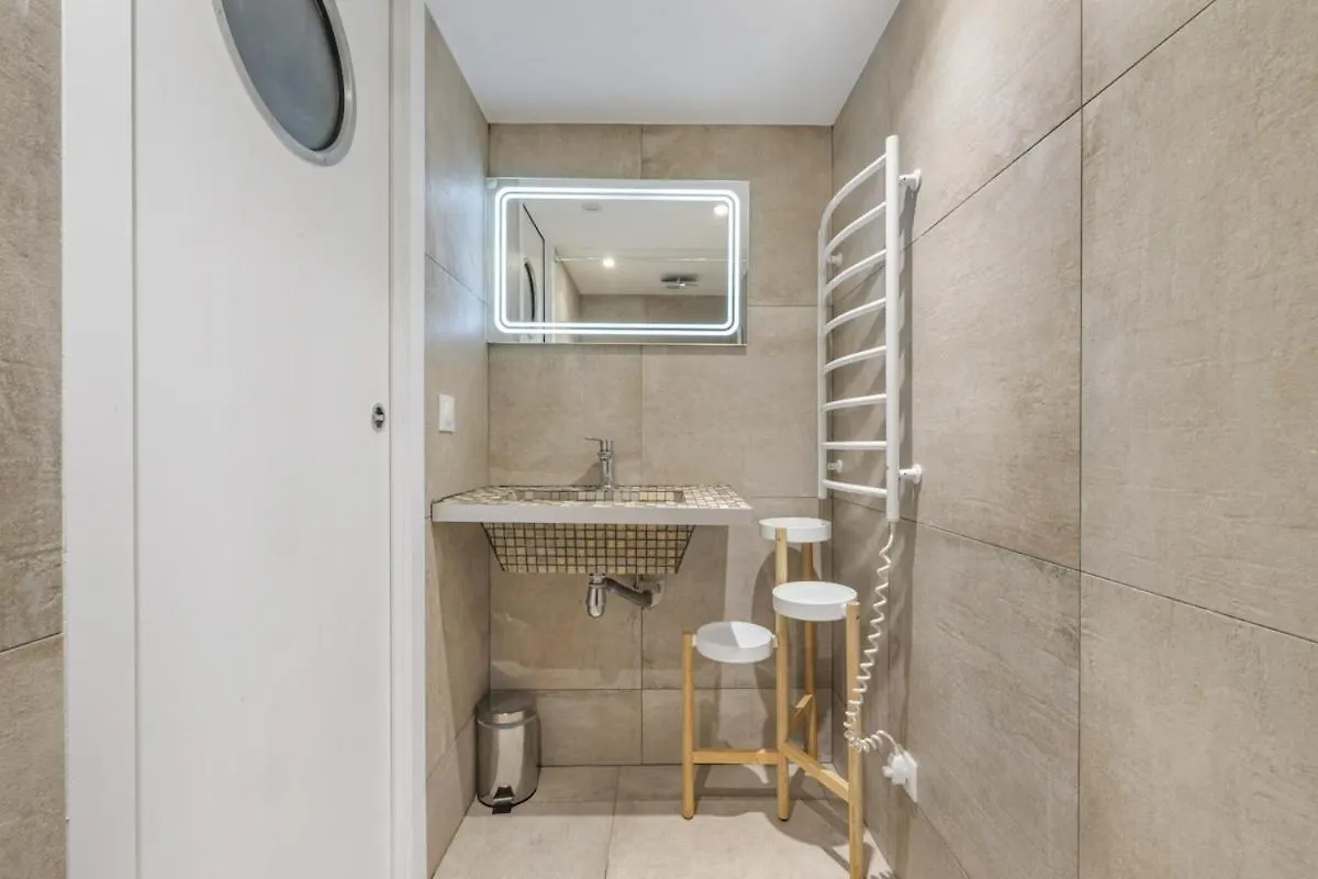 Coco, 4 People Apartment Paris France