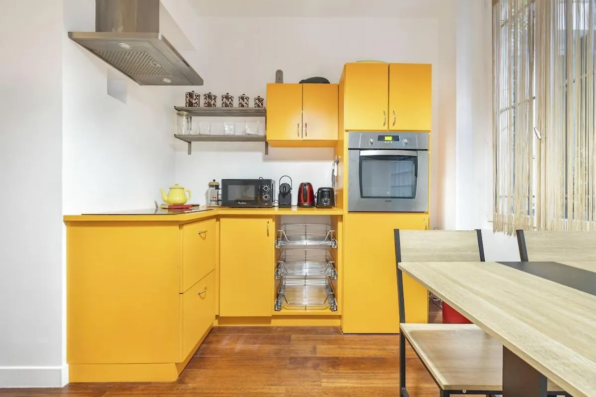 Coco, 4 People Apartment Paris 0*,